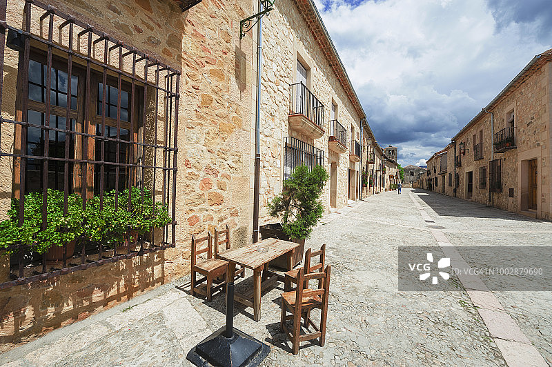 西班牙卡斯蒂利亚-莱昂佩德拉萨德拉谢拉的城镇风光图片素材