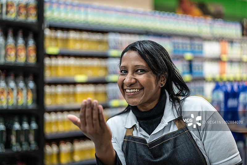 招聘：女员工招手示意加入我们图片素材