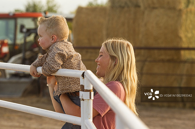 在美国犹他州盐湖城西班牙福克斯花园里玩耍的年轻女孩和男婴图片素材