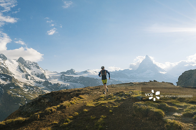 男越野跑者攀登冰川景观图片素材
