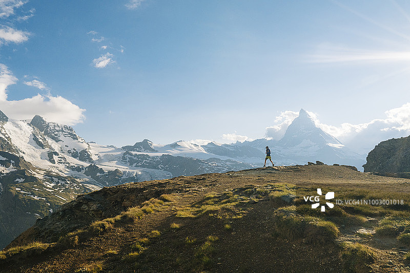 男越野跑者攀登冰川景观图片素材