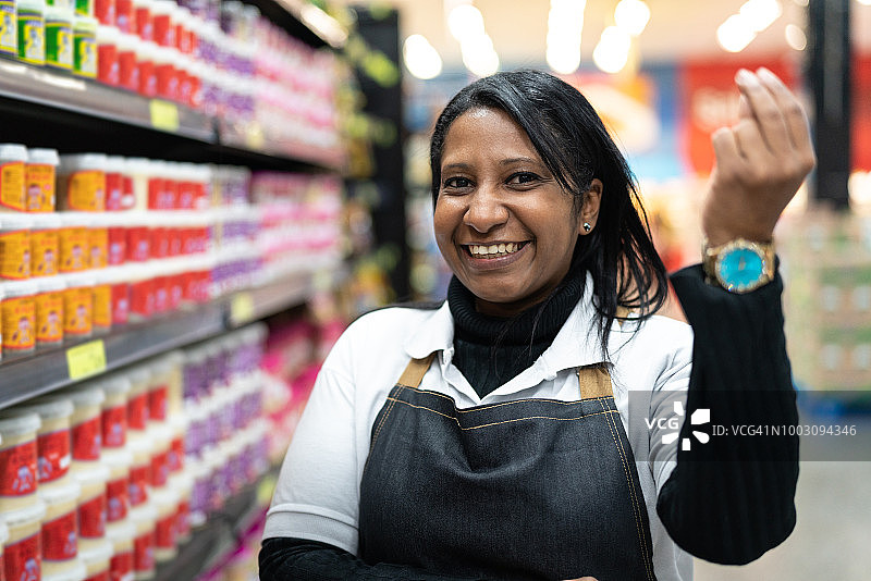 超市员工用手势表示降价折扣图片素材