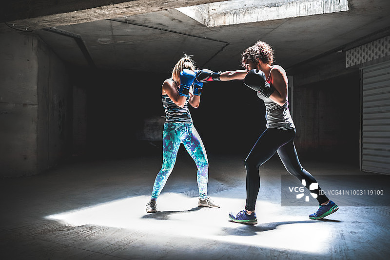 互相陪练的两名专业拳击手图片素材
