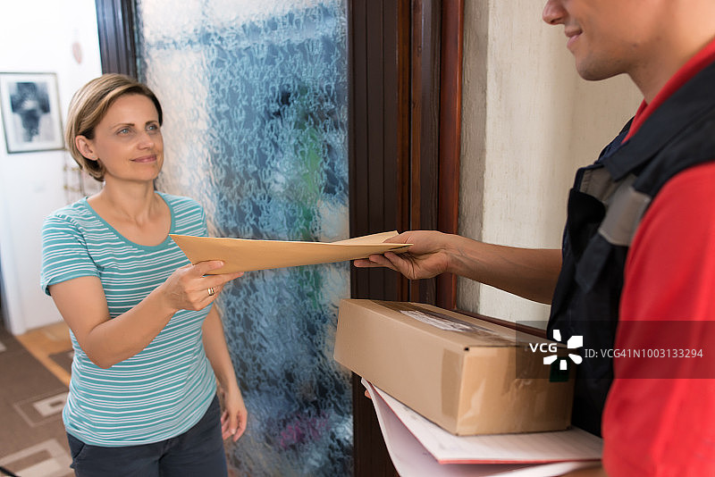 快递员送包裹图片素材