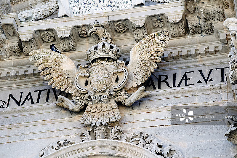锡拉丘兹大教堂上 holding 纹章的石雕鹰图片素材