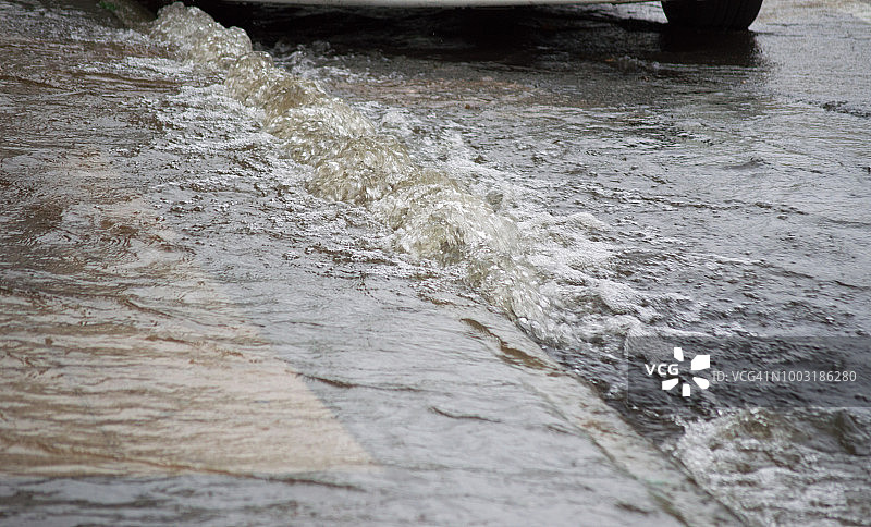 水管破裂造成的洪水图片素材