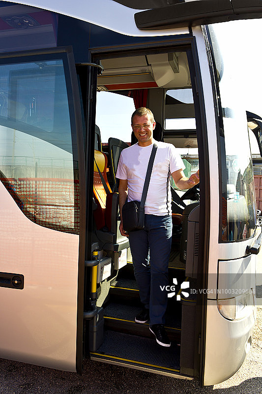 男子下公交车图片素材