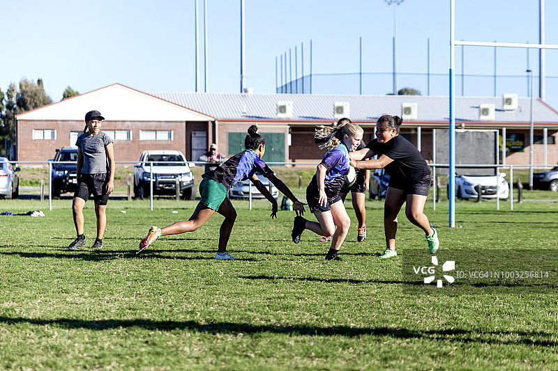 在澳大利亚昆士兰参加橄榄球比赛的13岁以下女孩图片素材