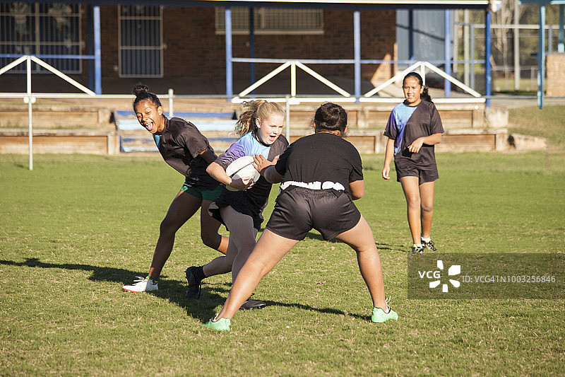 在澳大利亚昆士兰参加橄榄球比赛的13岁以下女孩图片素材