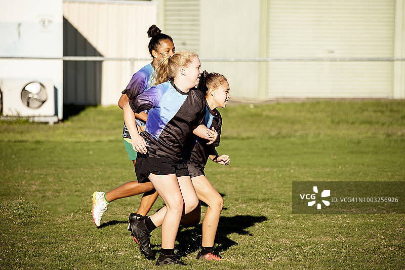 在澳大利亚昆士兰参加橄榄球比赛的13岁以下女孩图片素材