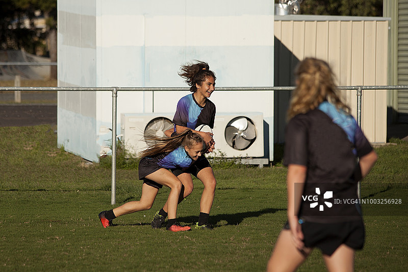 在澳大利亚昆士兰参加橄榄球比赛的13岁以下女孩图片素材