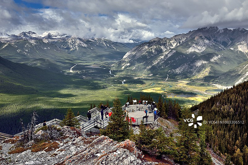 欣赏加拿大落基山脉的远处山峰图片素材