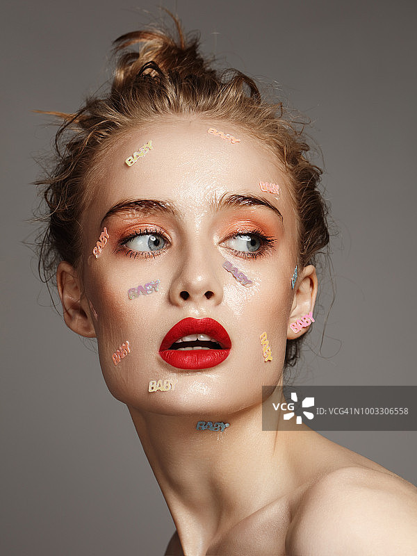 脸上贴有婴儿图案的美女图片素材