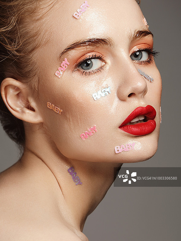 脸上贴有婴儿图案的美女图片素材
