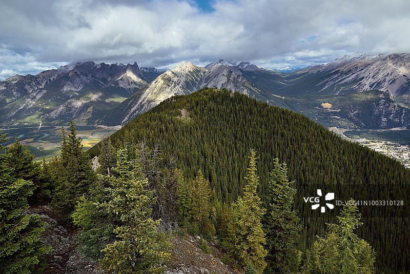 山坡、山谷和山峰图片素材