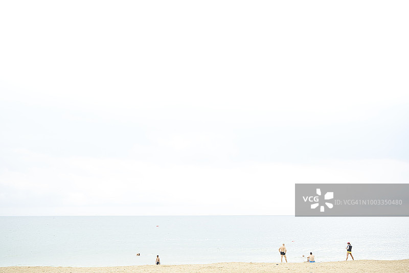 游客在保加利亚瓦尔纳市海滩游泳（电影效果）图片素材