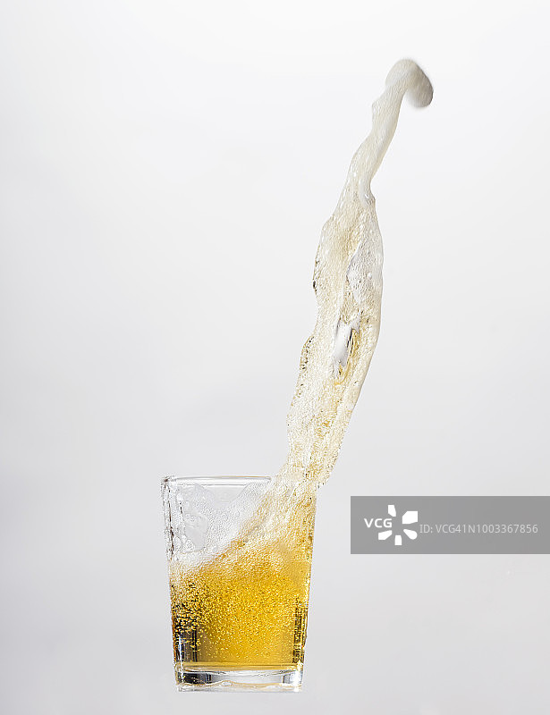 啤酒杯掉在桌子上的冲击图片素材