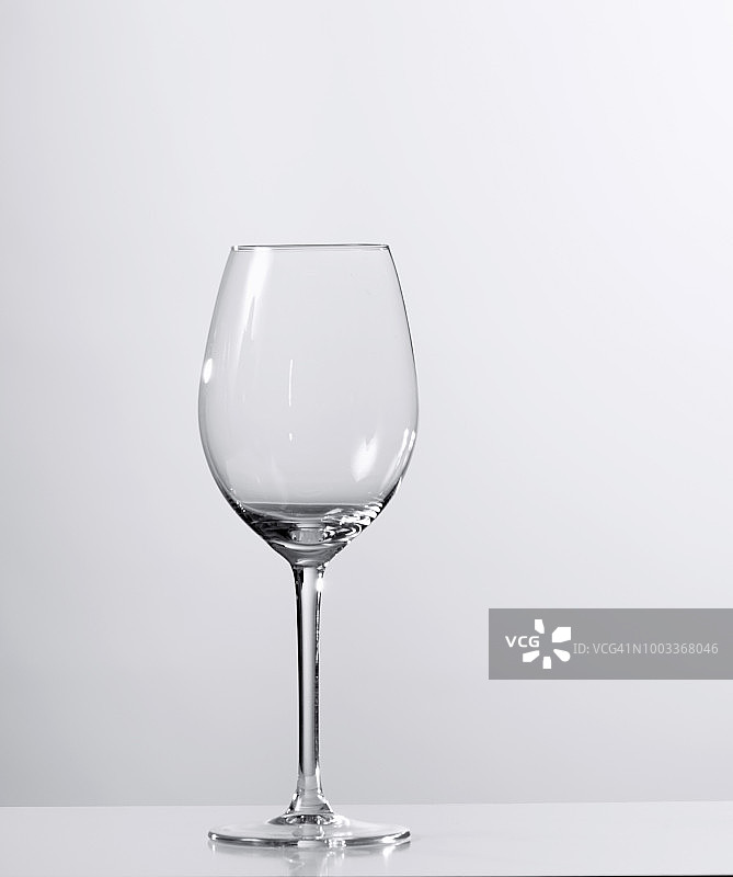 白色背景上的空酒杯图片素材