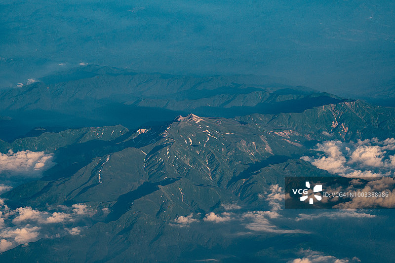 日本飞驒山脉白马岳日落航拍图片素材