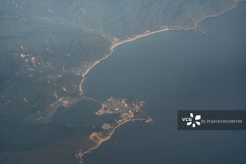 飞机航拍日本福井县美滨町美滨核电站与日本海日落图片素材