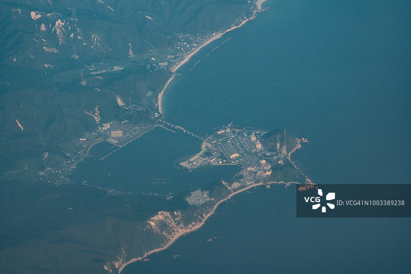 飞机航拍日本福井县美滨町美滨核电站与日本海日落图片素材