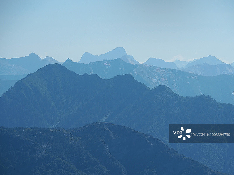 瑞士阿尔卑斯山脉的四个不同山脊层图片素材