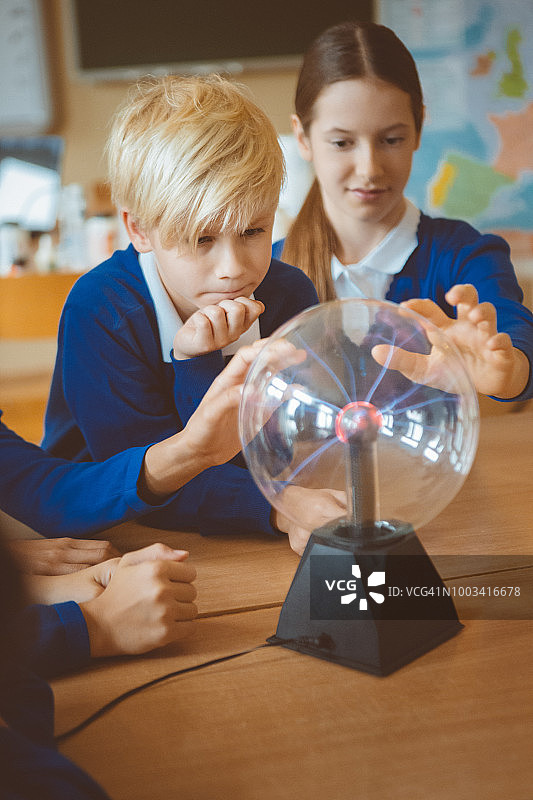 物理课上触摸等离子球的学生图片素材