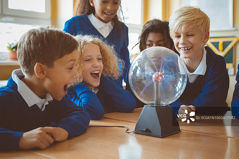 学生在上物理课时观看等离子球图片素材