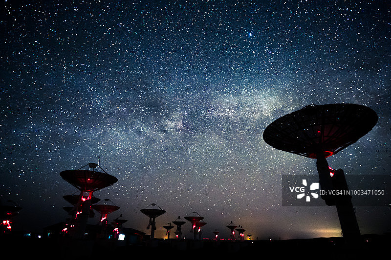 卫星接收站上空的银河系图片素材