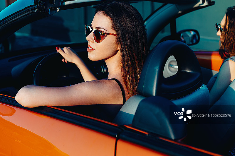 开着敞篷车在路上旅行的年轻女人图片素材