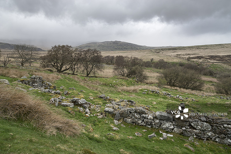 斯诺多尼亚山丘上的阴天春日图片素材