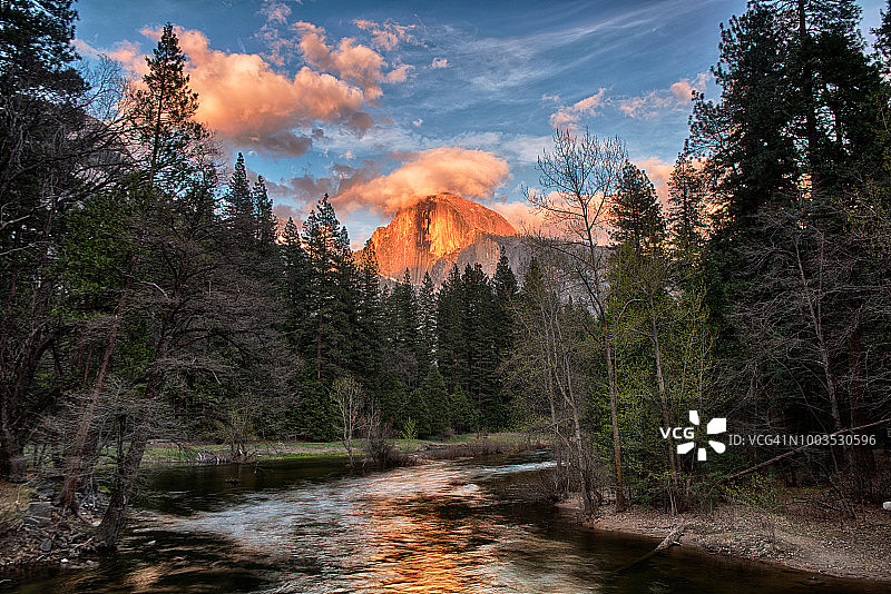 夕阳照亮半圆顶，倒映在优胜美地国家公园哨兵桥下默塞德河中图片素材