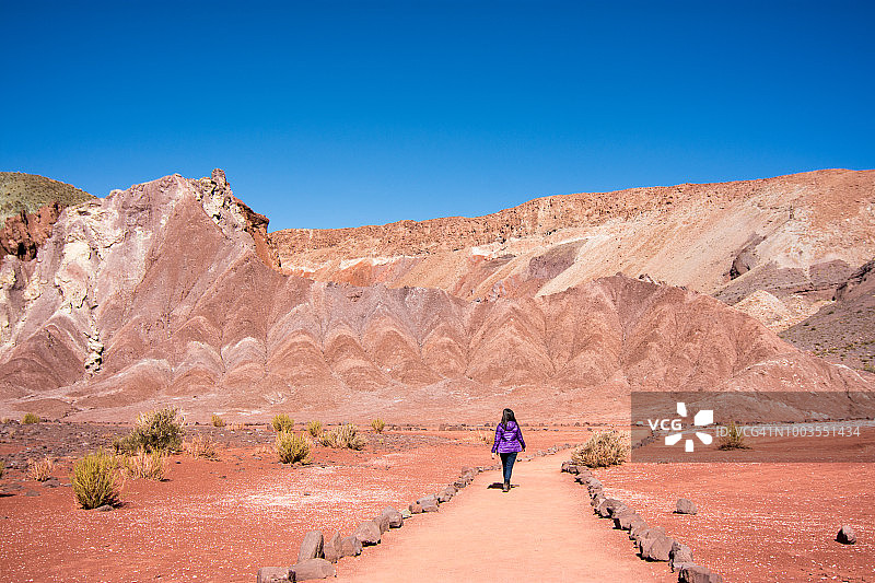 在智利圣佩德罗德阿塔卡马享受户外活动的旅游女孩图片素材