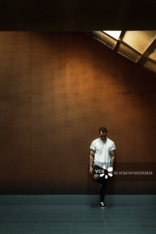 年轻纹身男子肖像图片素材