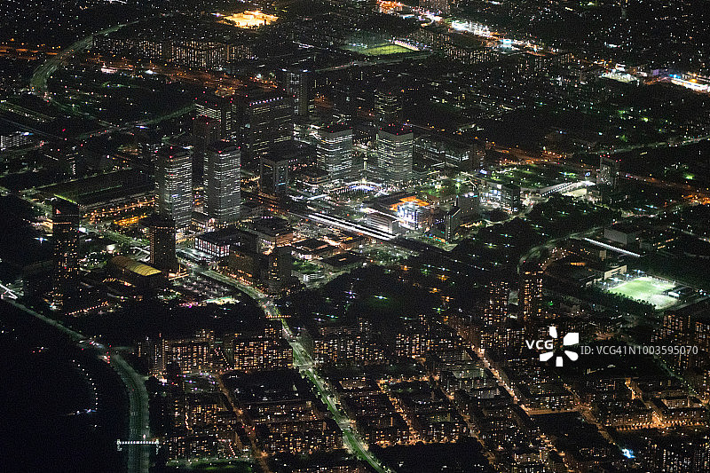 从飞机上俯瞰日本千叶市幕张展览馆夜景图片素材