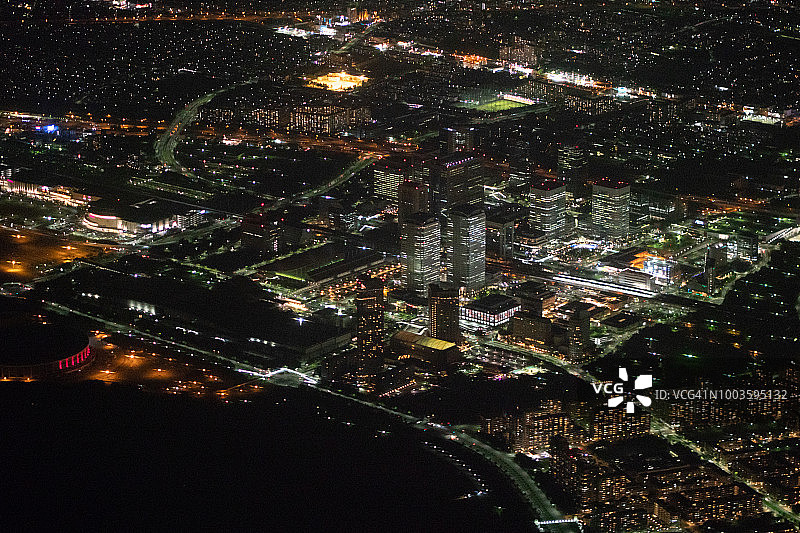 从飞机上俯瞰日本千叶市幕张展览馆夜景图片素材