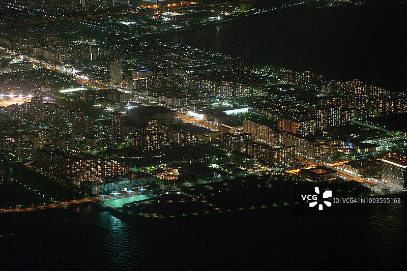 日本千叶县浦安市与东京湾的夜间航拍景观图片素材