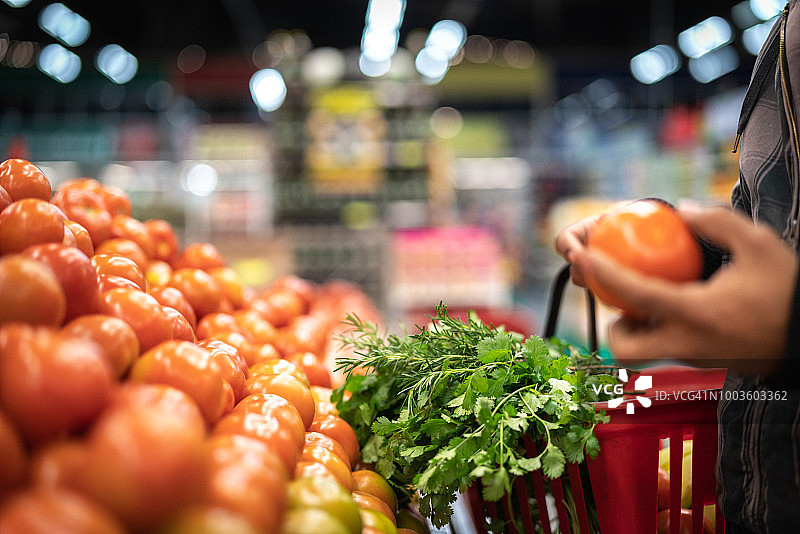 顾客在超市挑选番茄图片素材