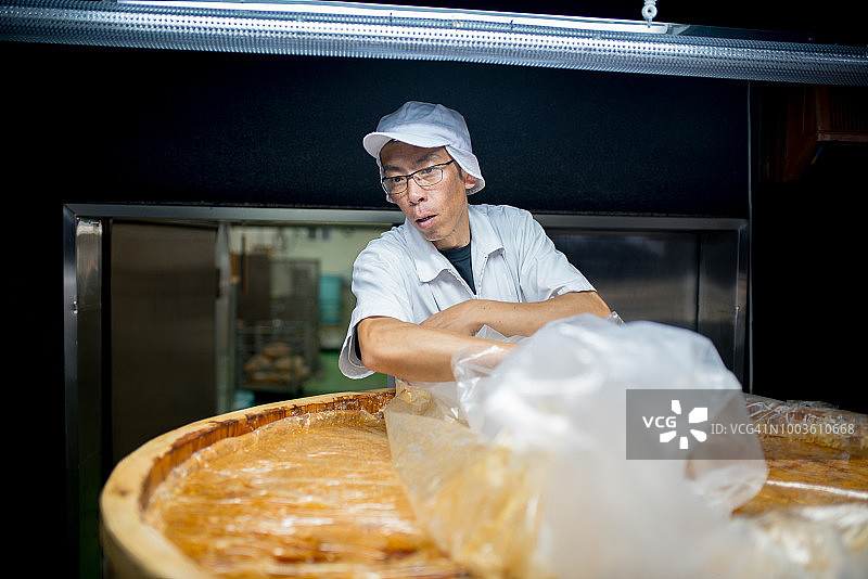 日本工人在检查味噌图片素材