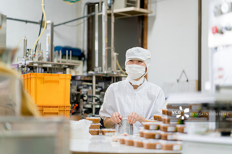食品加工厂工人包装食品图片素材