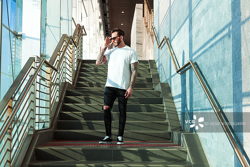 年轻纹身男子肖像图片素材