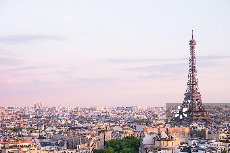 法国巴黎埃菲尔铁塔上的日落图片素材