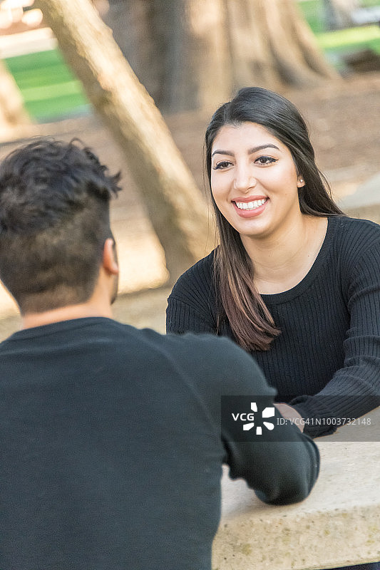 情侣坐在公园里交谈图片素材
