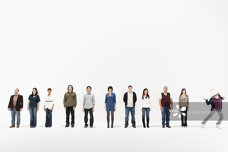 男子头戴灯罩跳舞图片素材