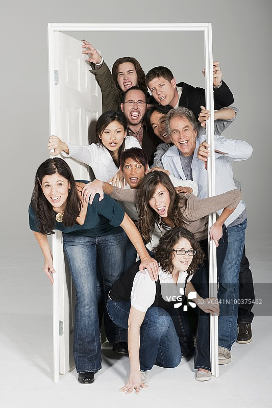 朋友们挤过一扇门图片素材