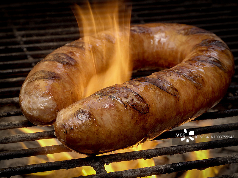 火热烧烤架上的美味波兰香肠图片素材