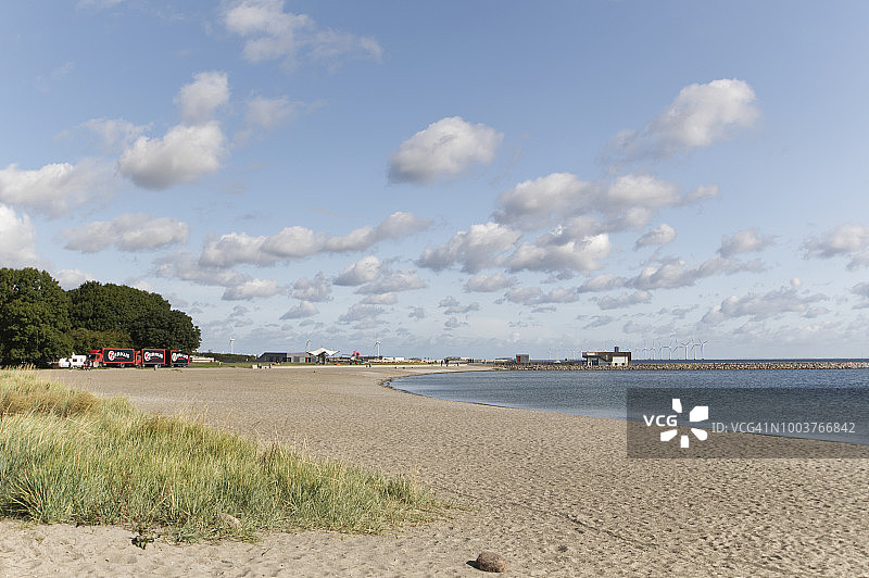 夏日阳光下空旷的阿迈厄海滩公园图片素材