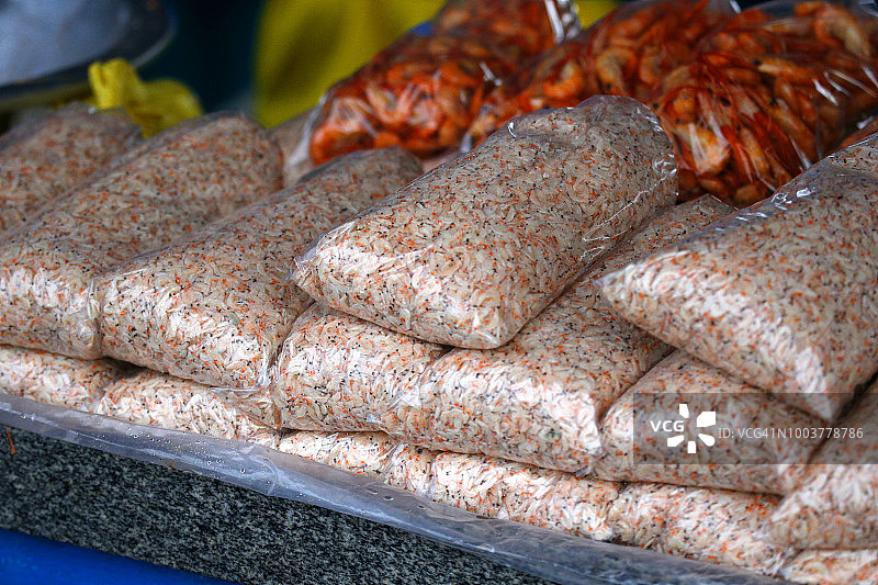 包装好的 Aviu 鱼（Acetes americanus），在圣塔伦的展销会上出售，在当地美食中备受欢迎图片素材