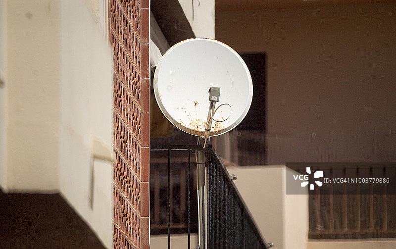 欧洲，西班牙，巴利阿里群岛，伊维萨岛，2018年：圆形卫星电视天线景观图片素材