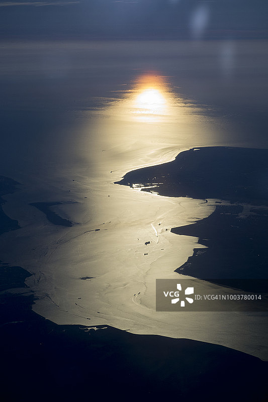 欧洲，荷兰，2018年：阿姆斯特丹机场附近飞机上拍摄的通往大海的排水口或河流图片素材
